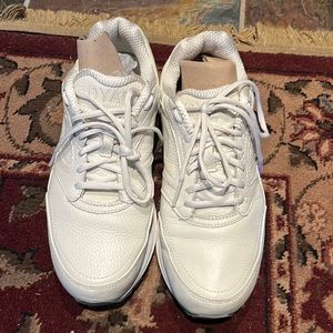 Brooks woman DYAD walking shoe 11D